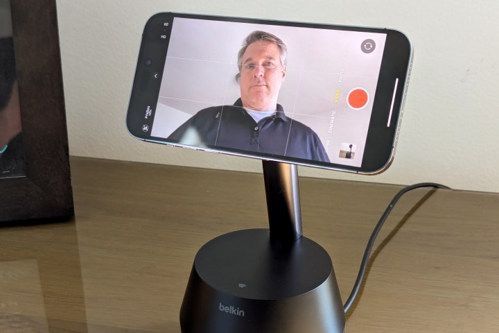 Belkin Stand Pro muestra la aplicación de la cámara del iPhone con la persona siendo rastreada.