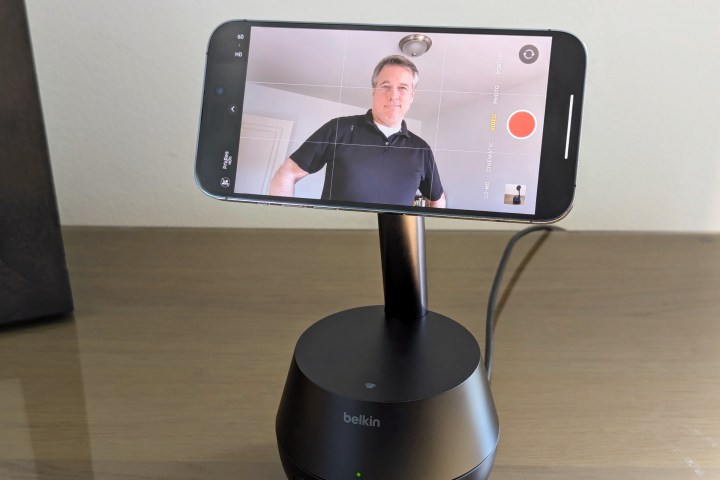 Belkin Stand Pro muestra la aplicación de la cámara del iPhone con la persona siendo rastreada.