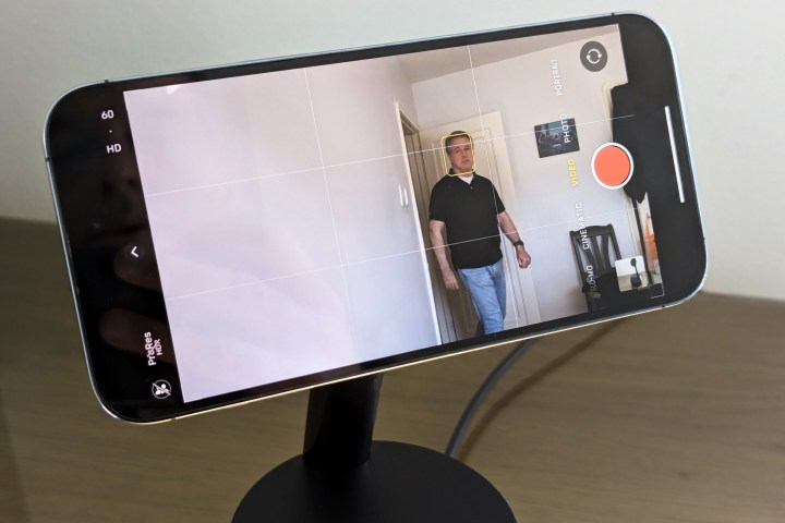 Belkin Stand Pro con iPhone 14 Pro mostrando a una persona entrando en una habitación y siendo identificada por DockKit.