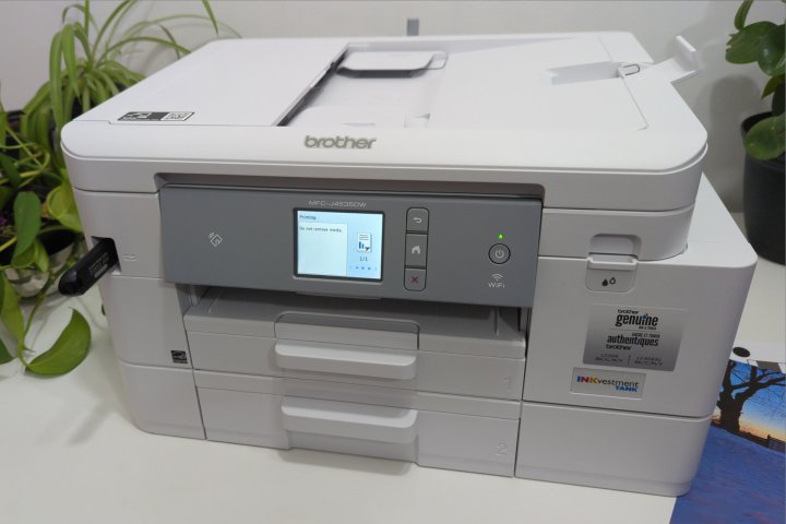Brother MFC-J4535DW مخفف یک دستگاه همه کاره با ADF با سه سینی کاغذ است.