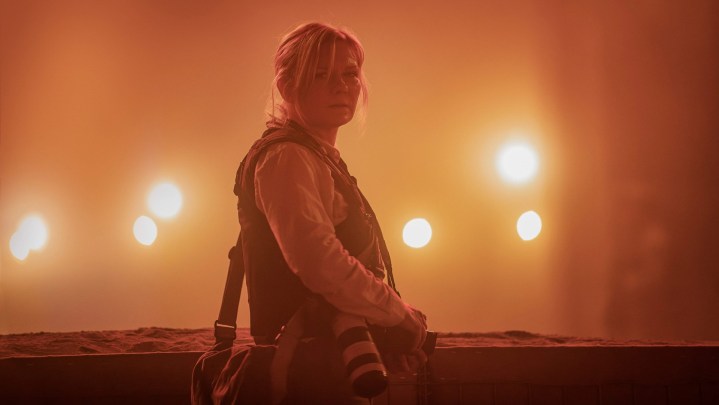 Una mujer se para frente a las luces en "Civil War".