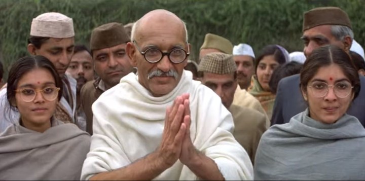 Un hombre reza en Gandhi.