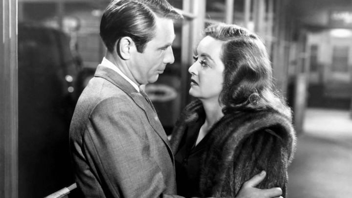 Bill Sampson y Margo Channing abrazándose en All ABout Eve