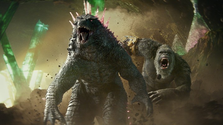 Godzilla y Kong corren hacia la batalla en un fotograma de Godzilla x Kong: The New Empire