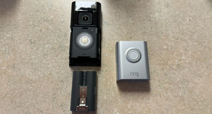 La batteria e il frontalino rimossi da Ring Battery Doorbell Pro.