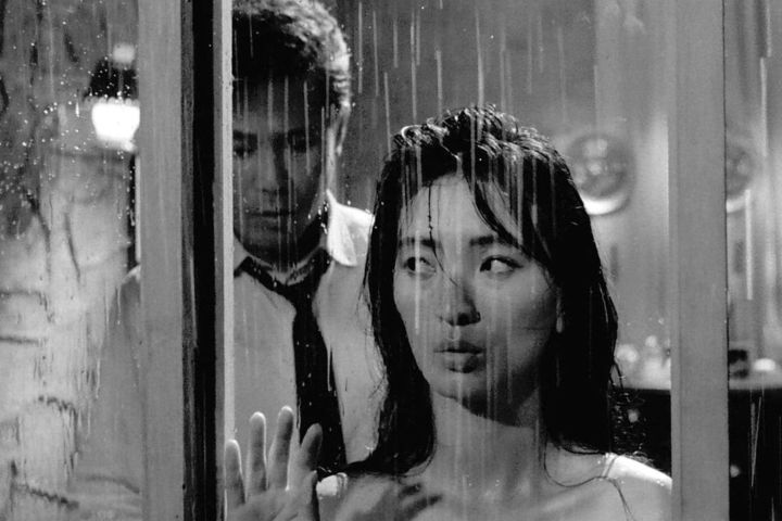 Jin Kyu Kim y Eun-shim Lee en La criada (1960).