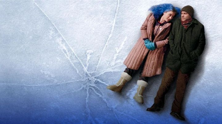 Kate Winslet et Jim Carrey dans le rôle de Clémentine et Joel allongés sur un lit de glace craquelée dans Eternal Sunshine of the Spotless Mind.