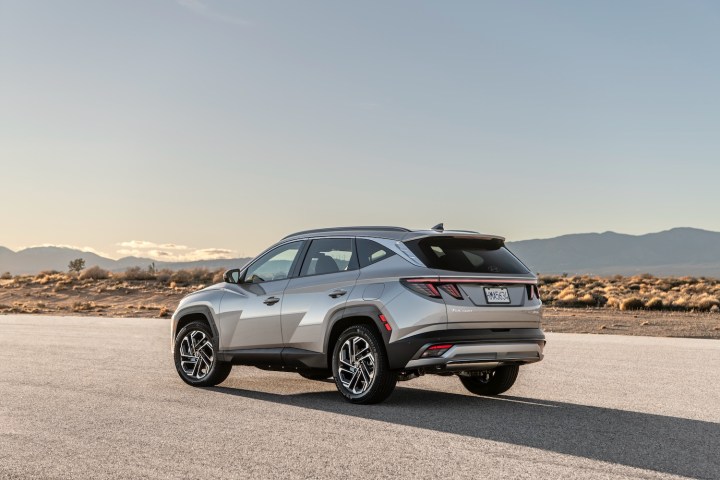 2025 Hyundai Tucson প্লাগ-ইন হাইব্রিড রিয়ার থ্রি কোয়ার্টার ভিউ।