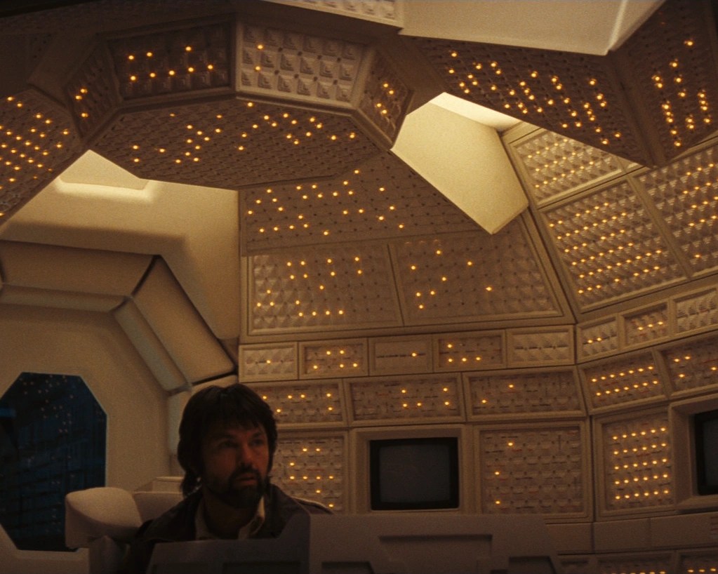 Tom Skerritt'in Dallas'ı Alien'da Mother'ı kullanıyor.