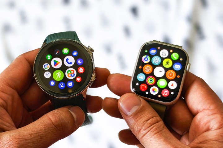 OnePlus Watch 2 এবং Aplpe Watch Series 8 পাশাপাশি রাখা হয়েছে।