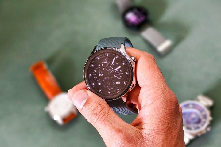 OnePlus Watch 2 se mantuvo en la mano contra los relojes analógicos y el Galaxy Watch 6.