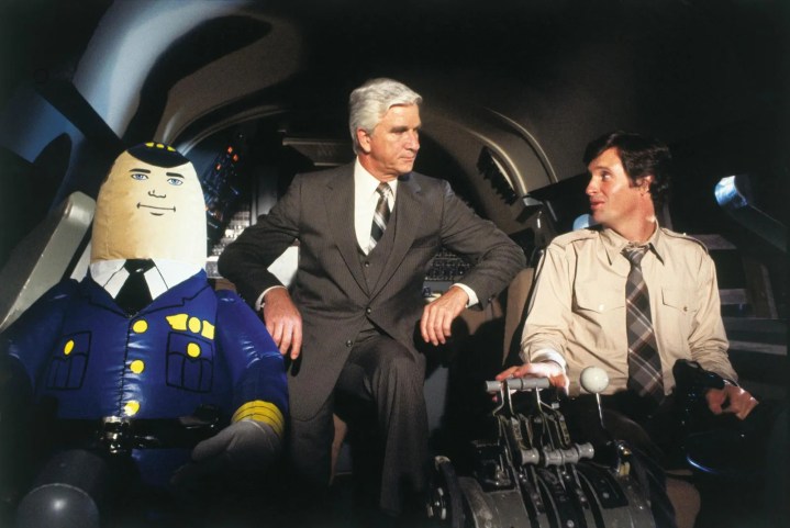 Leslie Nielsen y Robert Hays en Avión.