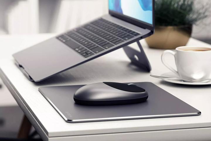 Satechi M1 无线鼠标位于 MacBook 旁边的桌子上。
