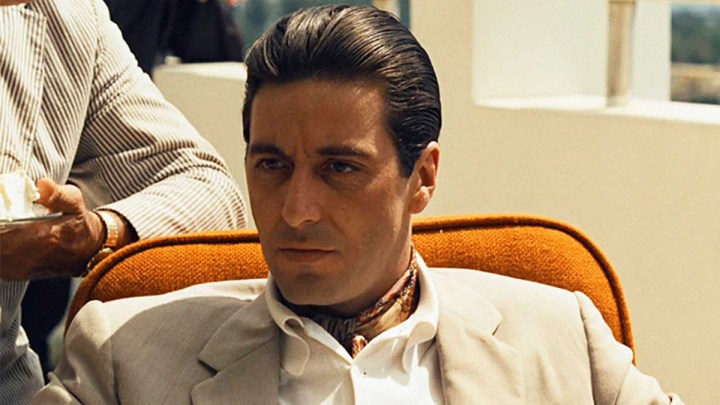 Al Pacino como Michael Corleone luciendo serio en El Padrino Parte II.