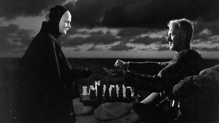 La muerte jugando al ajedrez con un caballero medieval en El séptimo sello.