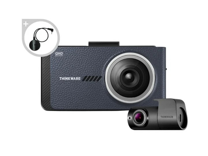 La cámara de tablero Thinkware X800 sobre un fondo blanco.