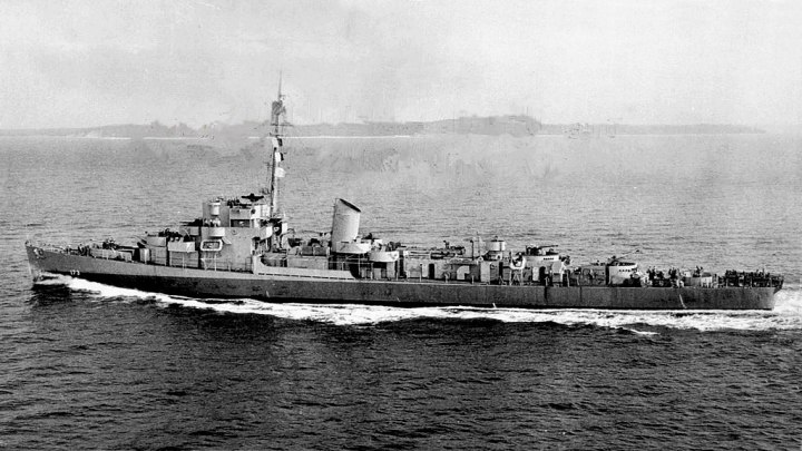 El USS Elridge en el océano en 1944.