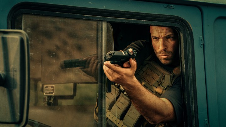 Franck Gastambide apunta con un arma por la ventanilla de un camión en un fotograma de El salario del miedo