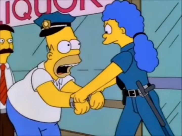 Marge esposando a Homer en "Los Simpson".