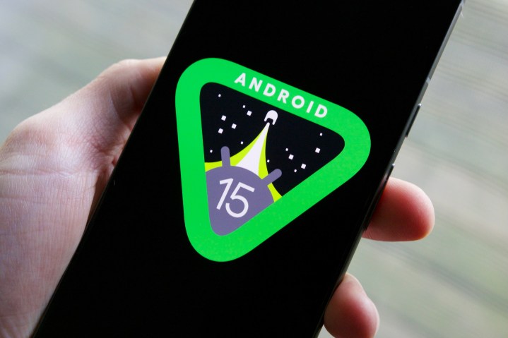 Google Pixel 8-এ Android 15 লোগো।