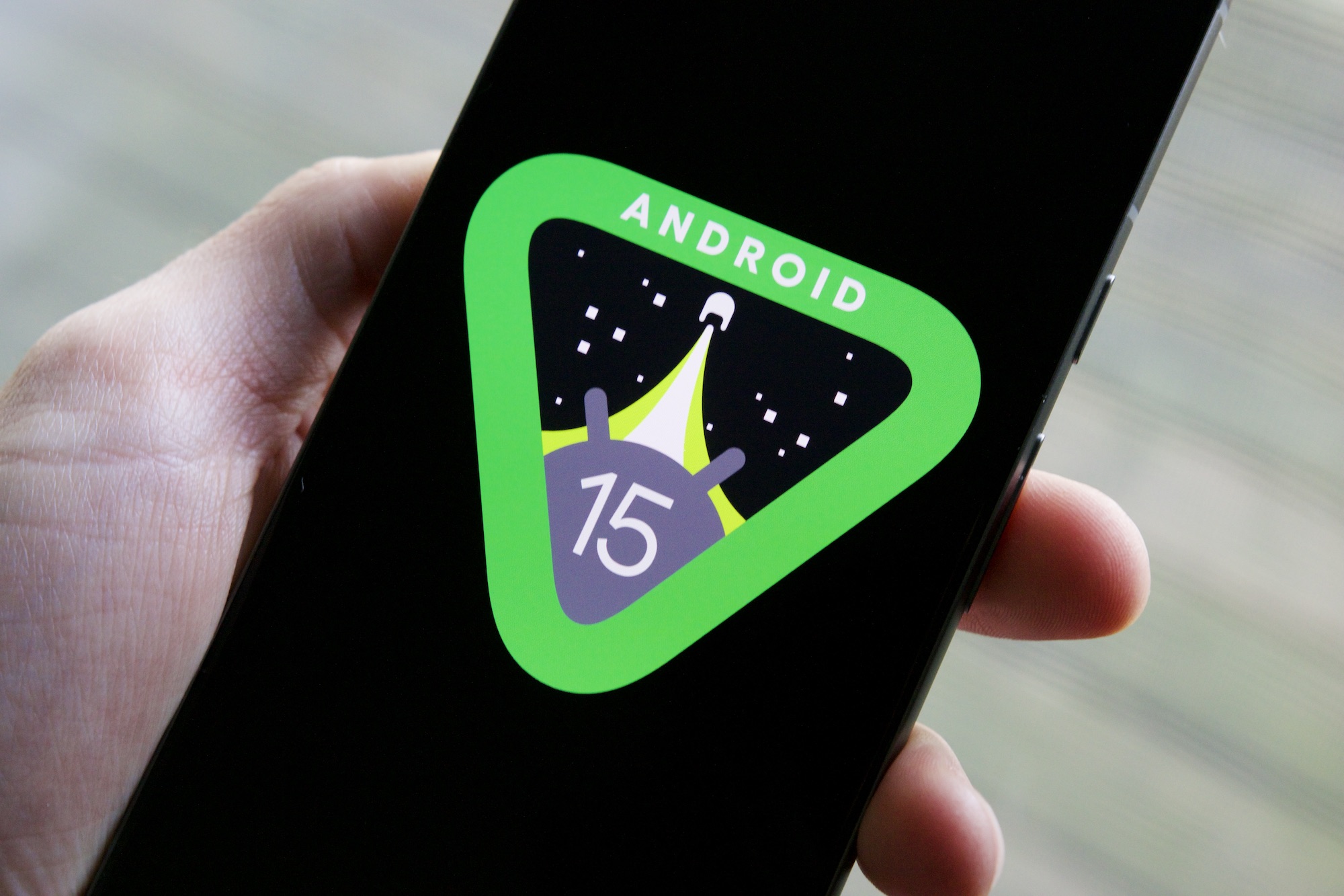 Logotipo do Android 15 em um Google Pixel 8.