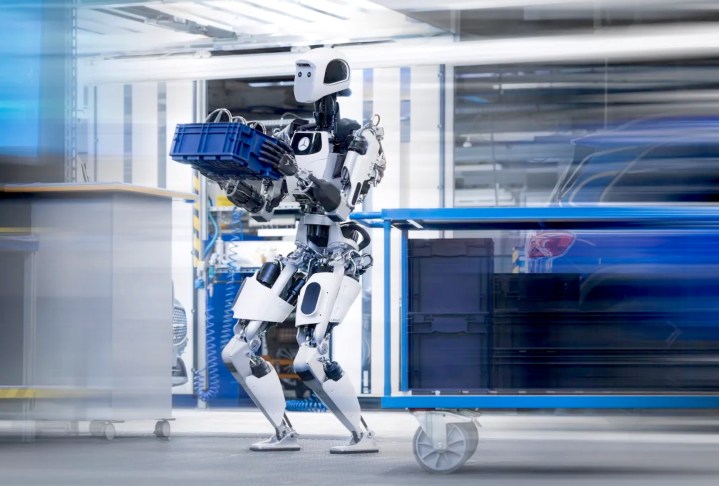 El robot Apollo de Apptronik trabajando en una planta automotriz.