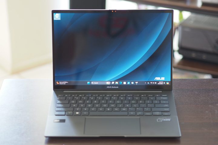 华硕 Zenbook 14 Q425 前视图，显示显示屏和键盘。
