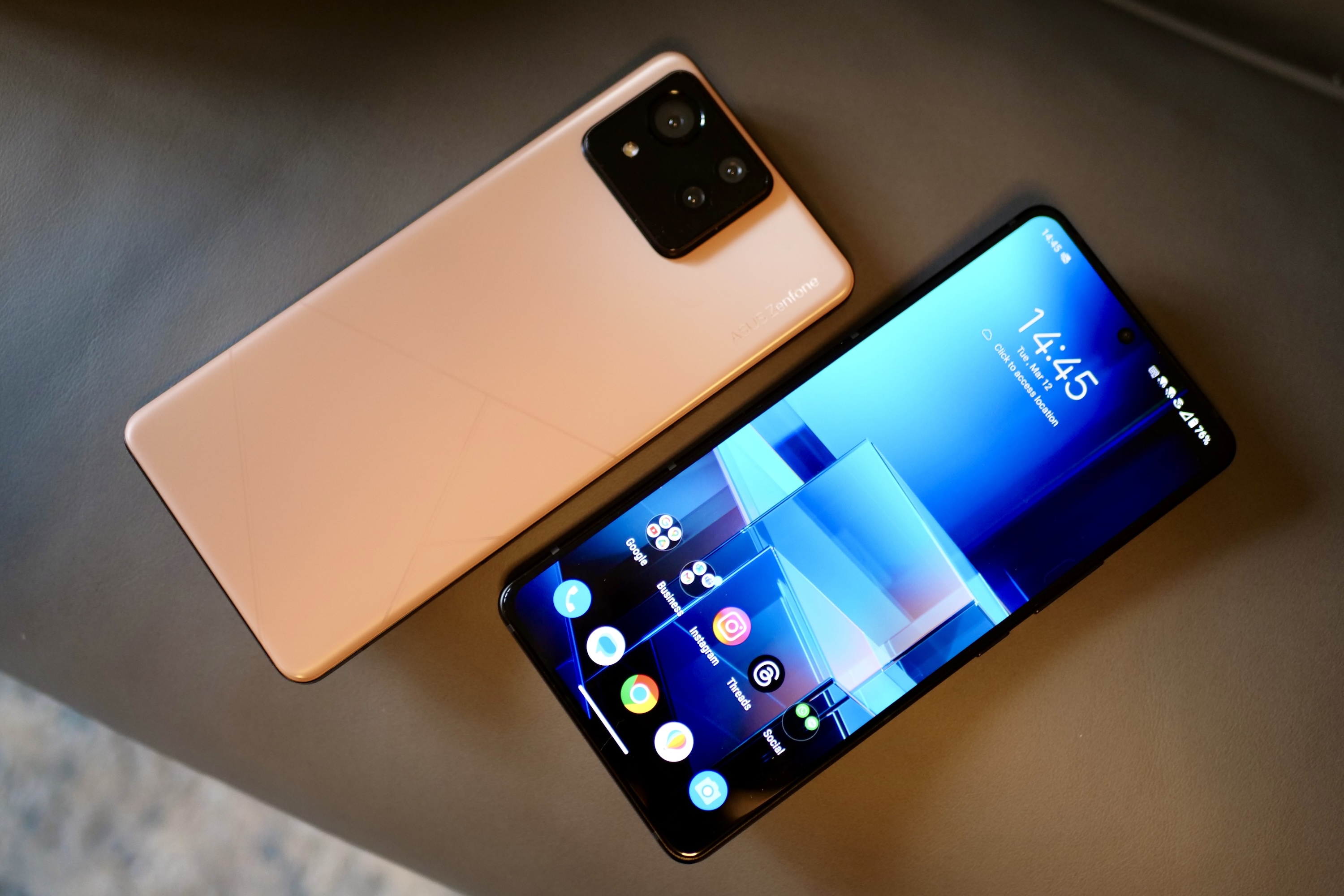 The Asus Zenfone 11 Ultra from the front and back.