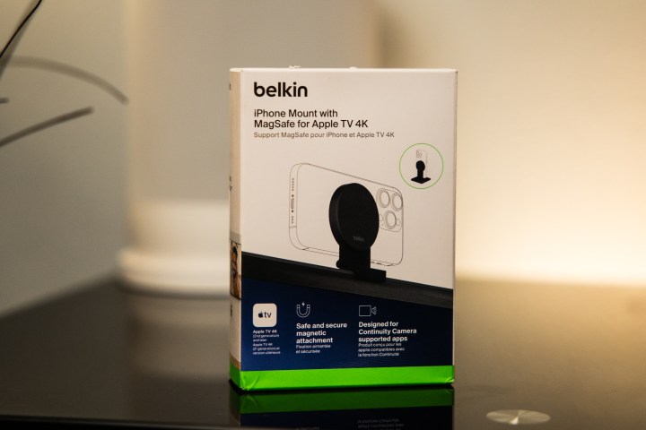Apple TV 4K के लिए MagSafe के साथ Belkin iPhone माउंट का बॉक्स।