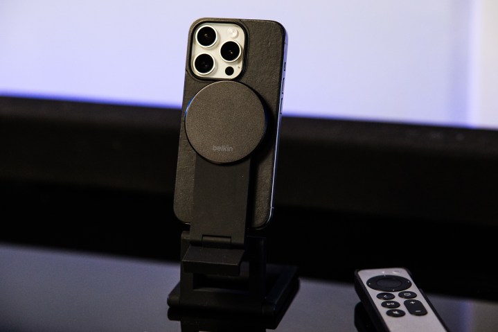 适用于 Apple TV 4K 的配备 MagSafe 的贝尔金 iPhone 支架也可在纵向模式下使用。