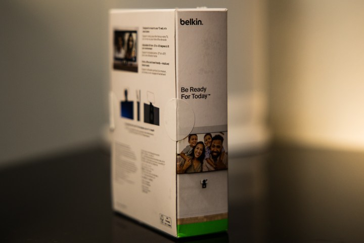 Apple TV 4K के लिए MagSafe के साथ Belkin iPhone माउंट का बॉक्स।