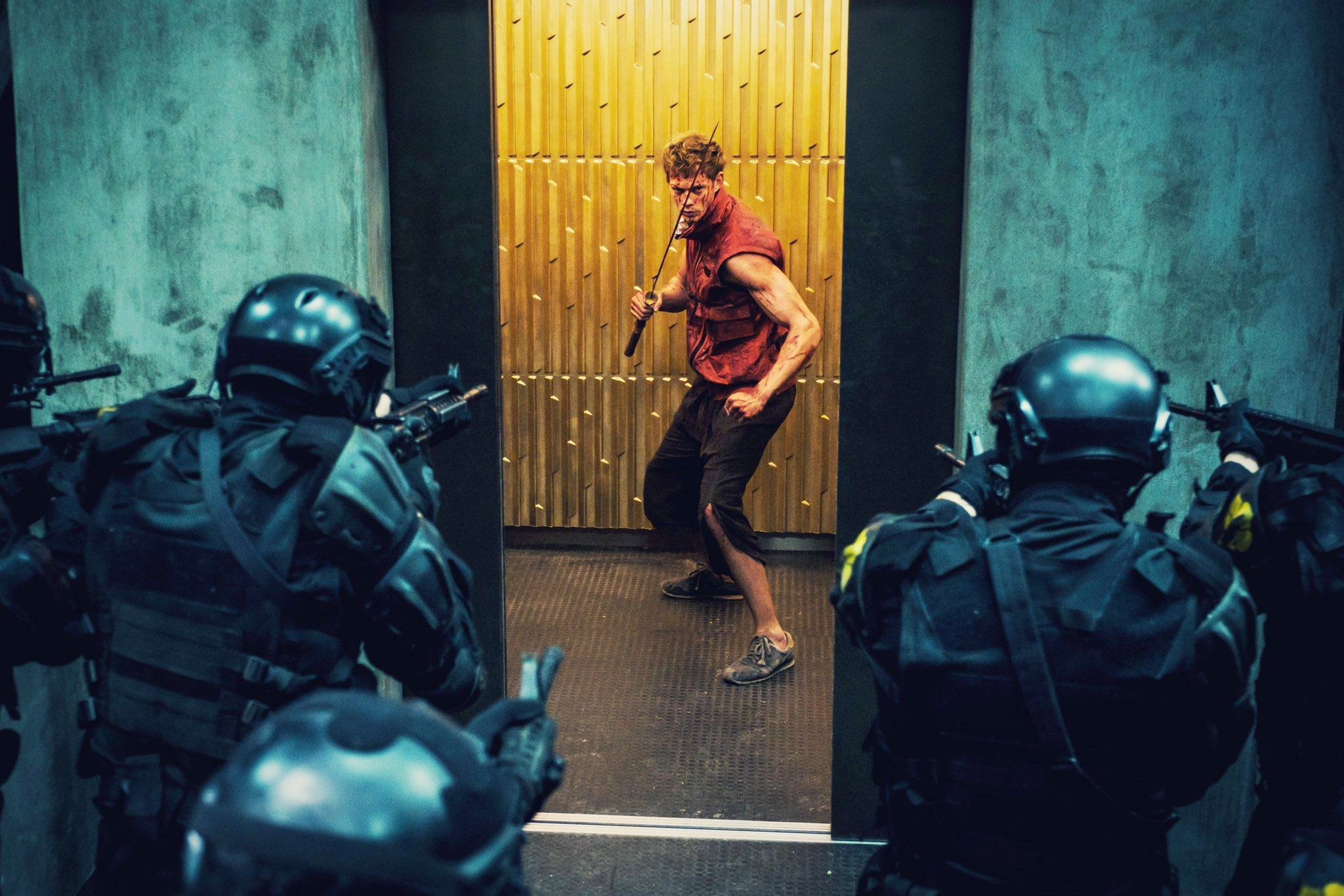 Un hombre está parado en un ascensor en Boy Kills World.