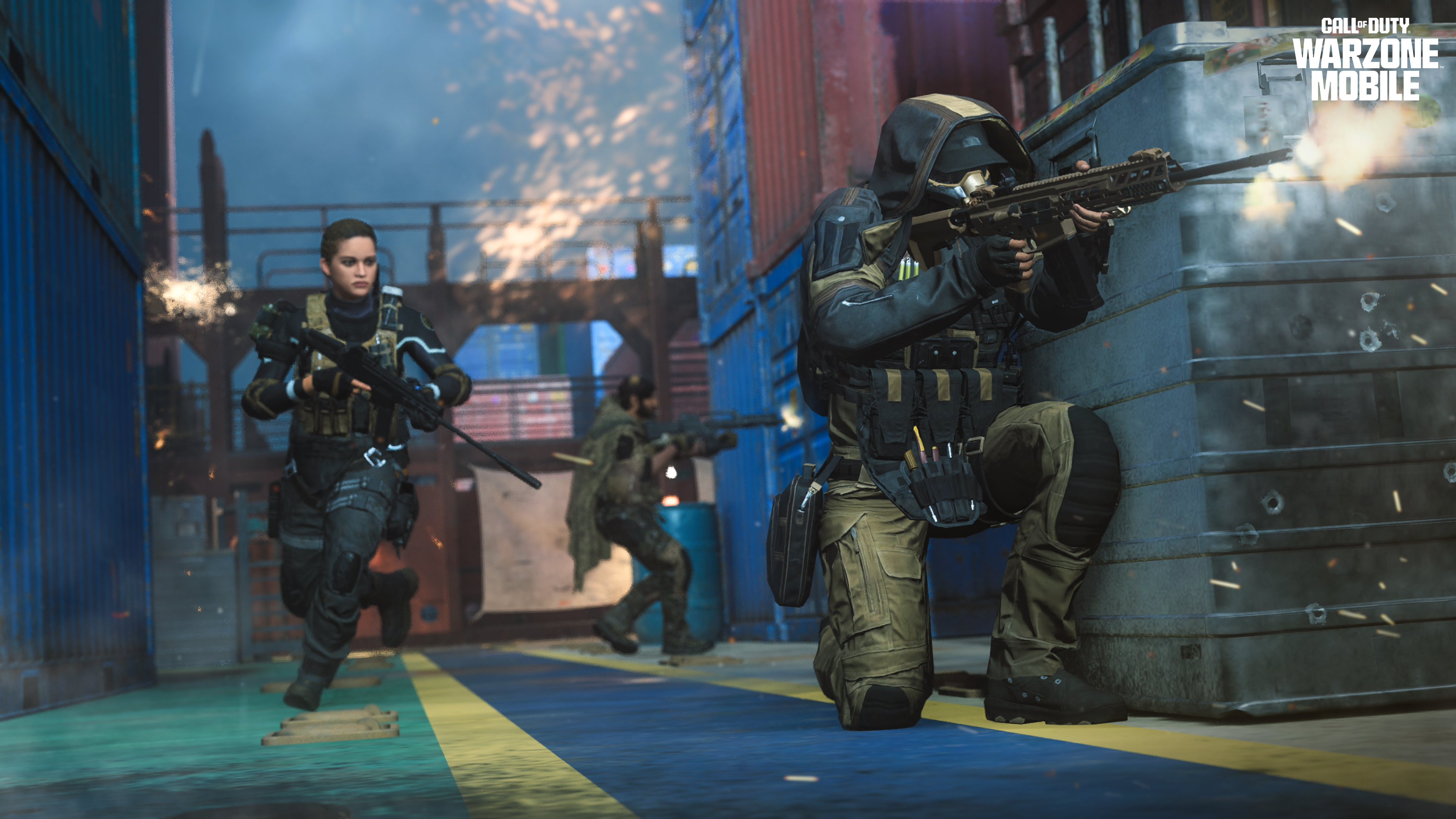 Отряд стреляет из оружия в Call of Duty Warzone Mobile.