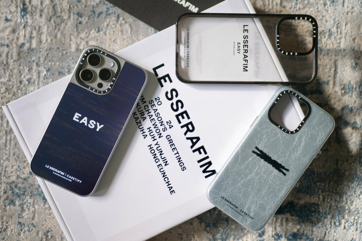 Varias fundas Casetify x Le Sserafim para el iPhone 15 Pro Max.
