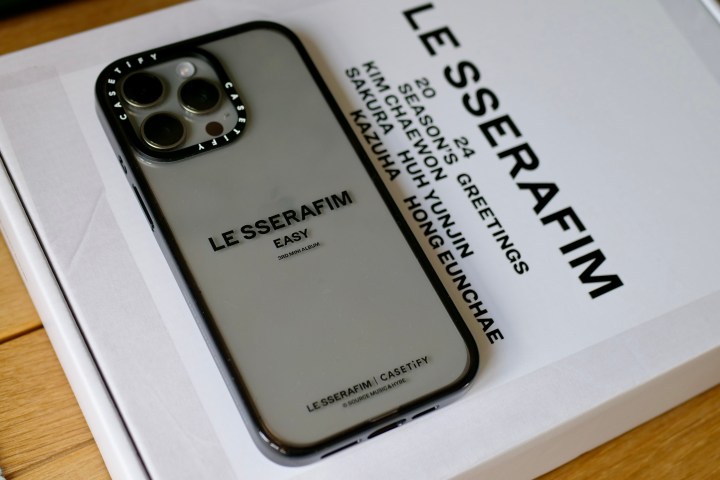 Un iPhone 15 Pro Max con una funda Casetify x Le Sserafim.
