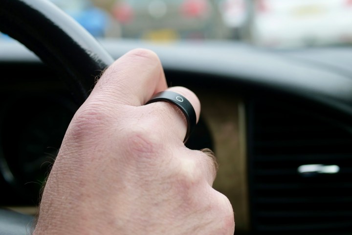 A person wearing the Circular Ring Slim.