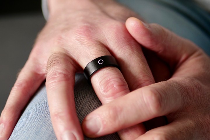 A person wearing the Circular Ring Slim.