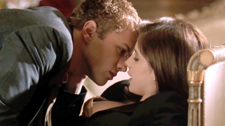 A man leans in to kiss a woman in Cruel Intentions.