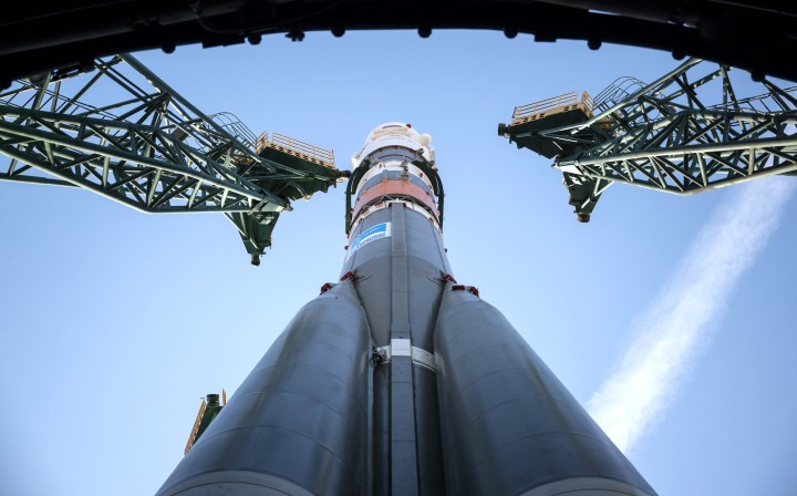 El cohete Soyuz y la nave espacial MS-25 en la plataforma de lanzamiento.