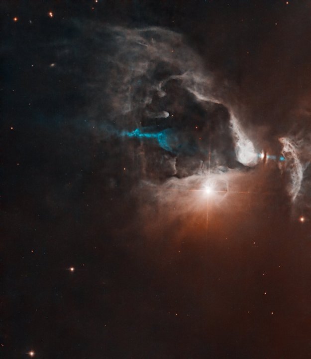 FS Tau es un sistema multiestelar formado por FS Tau A, el objeto brillante parecido a una estrella cerca del centro de la imagen, y FS Tau B (Haro 6-5B), el objeto brillante en el extremo derecho que está parcialmente oscurecido por una línea vertical oscura de polvo. Los objetos jóvenes están rodeados por el gas y el polvo suavemente iluminados de esta guardería estelar. El sistema tiene solo unos 2,8 millones de años, muy joven para un sistema estelar. Nuestro Sol, por el contrario, tiene unos 4.600 millones de años.