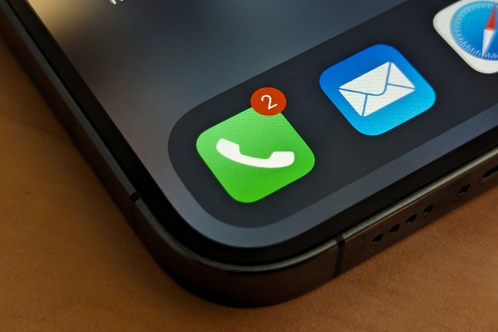 iPhone 14 Pro Max با برنامه تلفن که نشان اعلان را نشان می دهد.