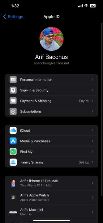 iPhone पर Apple ID सेटिंग पृष्ठ का स्क्रीनशॉट