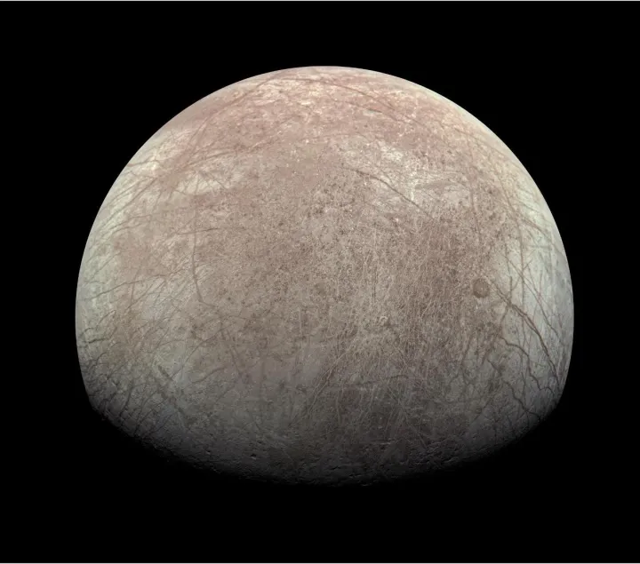 Esta vista de la luna helada Europa de Júpiter fue capturada por el generador de imágenes JunoCam a bordo de la nave espacial Juno de la NASA durante el sobrevuelo cercano de la misión el 29 de septiembre de 2022.