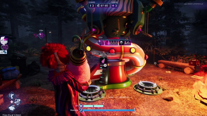 In Killer Klowns from Outer Space trägt ein Clown einen großen Kokon aus Zuckerwatte, um ihn in eine Maschine zu stecken