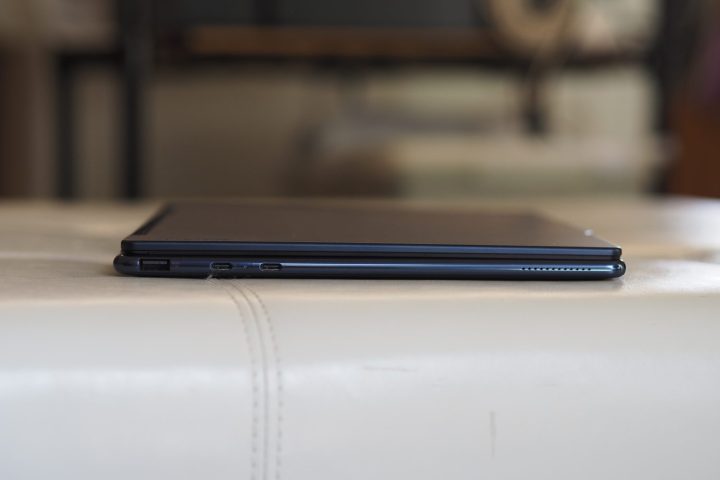 Lenovo Yoga 9i Gen 9 বাম দিকের দৃশ্য পোর্ট দেখাচ্ছে।
