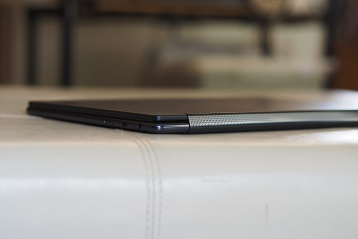 Lenovo Yoga 9i Gen 9 সাইড ভিউ পিছনের প্রান্ত দেখাচ্ছে।