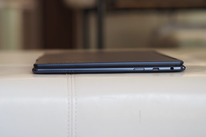 Lenovo Yoga 9i Gen 9 ডান পাশের দৃশ্য পোর্ট দেখাচ্ছে।