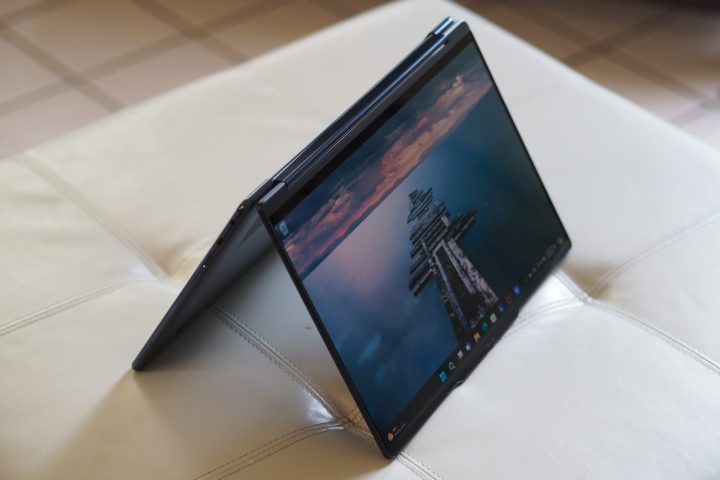 Lenovo Yoga 9i Gen 9 টপ ডাউন ভিউ দেখাচ্ছে তাঁবু মোড।