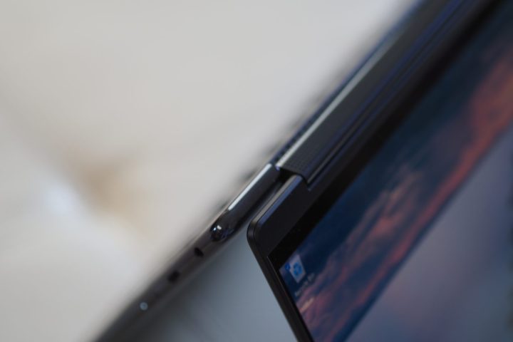 Lenovo Yoga 9i Gen 9 টপ ডাউন ভিউ তাঁবুর প্রান্ত দেখাচ্ছে।