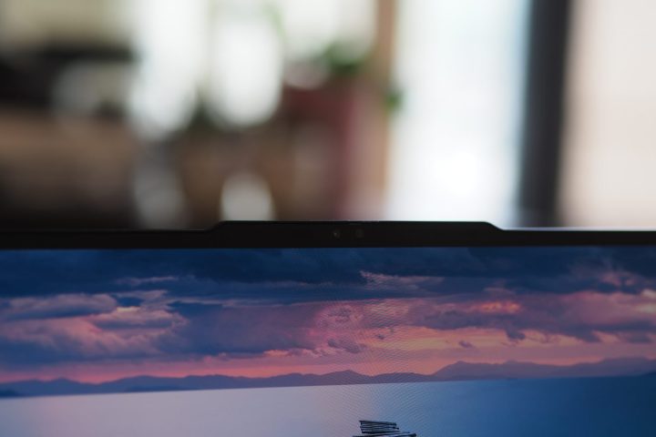 Lenovo Yoga 9i Gen 9 ফ্রন্ট ভিউ ওয়েবক্যাম নচ দেখাচ্ছে।